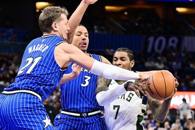 托马斯首秀5中1！雄鹿惨负魔术结束3连胜 波特28分小瓦复出